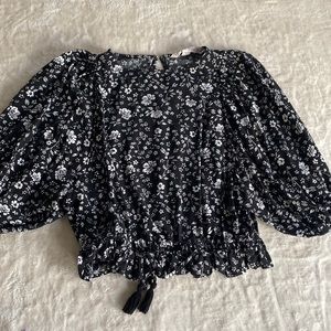 Black and white floral balloon sleeve crop top